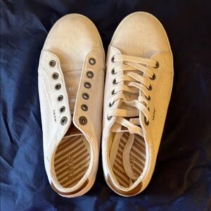 Taos Footwear Cream Lace-Up Sneakers